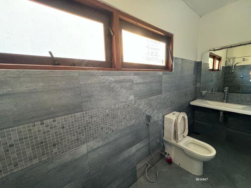 Bathroom - House for rent in Colombo 5