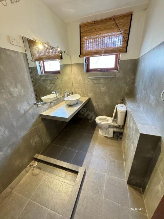 Bathroom - House for rent in Colombo 5