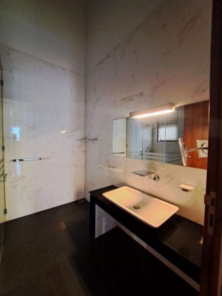 Bathroom - Luxury 4 Bedrooms House for Rent in Colombo 3