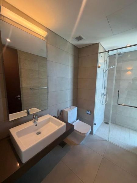 Bathroom - Luxury High-Floor 3BR Apartment for Sale with Viharamahadevi Park Views at Luna Towers