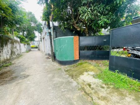 Exterior - Peaceful Family Residence Surrounded by Greenery in Kelaniya