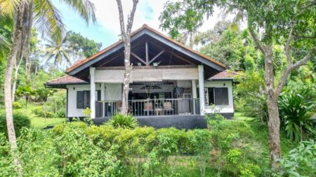 Exterior - Tranquil Lakeside Retreat with Breathtaking Views - LIP-075