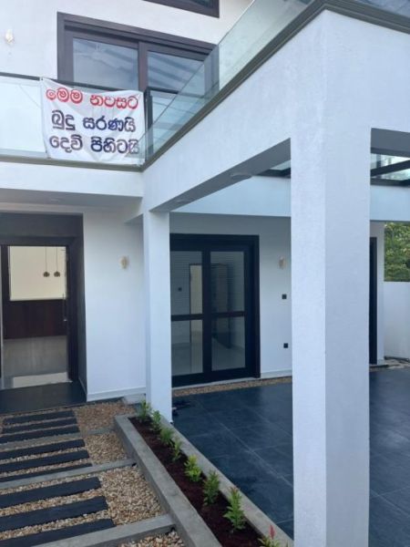 Exterior - Modern 3 Bedroom House for Rent at Kahanthota, Malabe / LKR 175,000 (EM212RN)