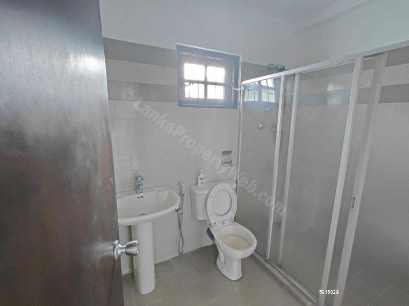 Bathroom - House for sale in Pelawatte