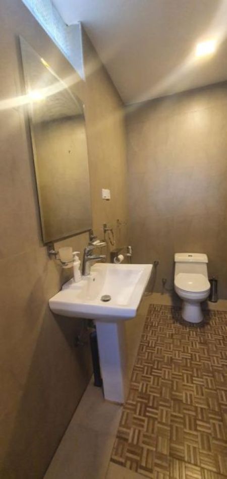 Bathroom - 10 Bedroom Colonial Bungalow and House for Rent - Mount Lavinia | LKR 1 Million Per Month (Negotiable) (EM783)