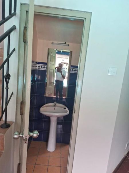 Bathroom - 3 Bedroom Luxury House for Rent - Battaramulla | USD 3,000 Per Month (EM784)