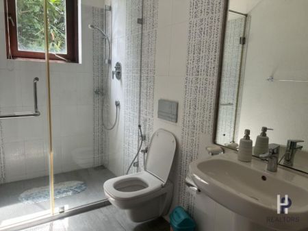 Bathroom - Stunning property on  Batapotha Road,  Robert Gunawardana  Mawatha, Battaramulla.