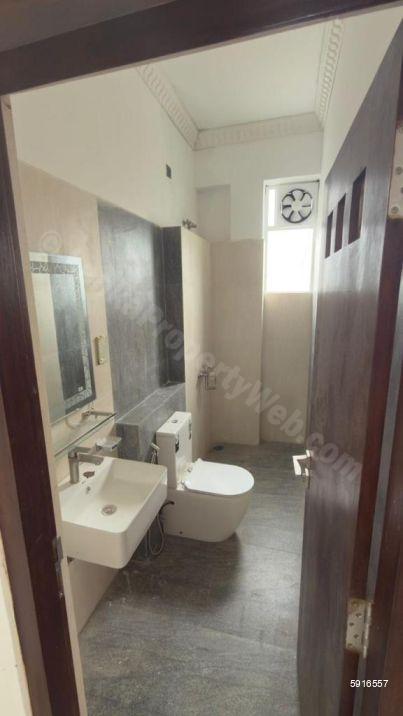 Bathroom - Apartment for sale in Colombo 10