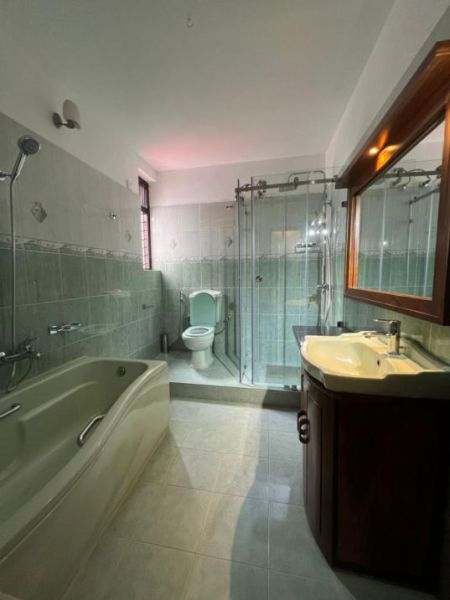 Bathroom - Fully Furnished Luxury 4 Bedroom House for Rent – Pitakotte | LKR 420,000 / Month (EM036SR)
