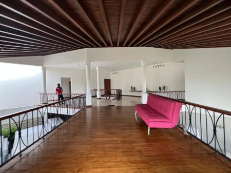 Living Room - Luxury Property For Sale in Koswatta