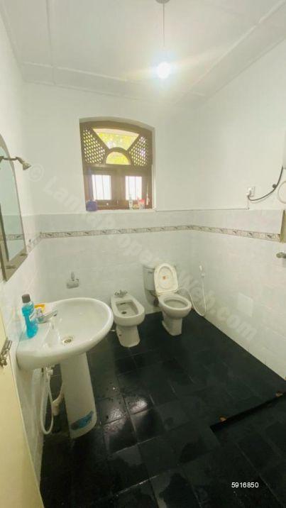 Bathroom - House for rent in Battaramulla
