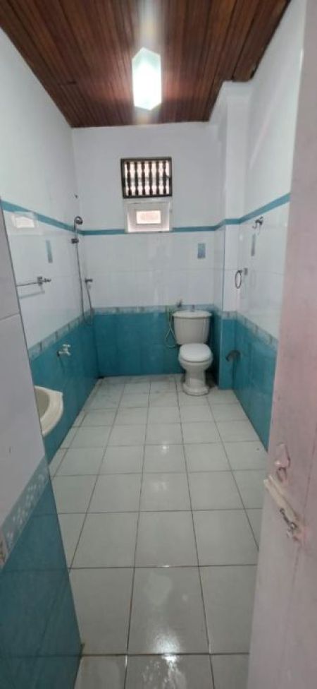 Bathroom - 6 Bedroom Commercial and Residential Property for Rent - Colombo 7, Bauddhaloka Mawatha | LKR 600,000 Per Month (EM792)