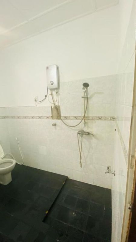 Bathroom - 5 Bedroom House for Rent - Koswatte, Battaramulla, Heenatikumbura Road | LKR 250,000 Per Month (EM796)
