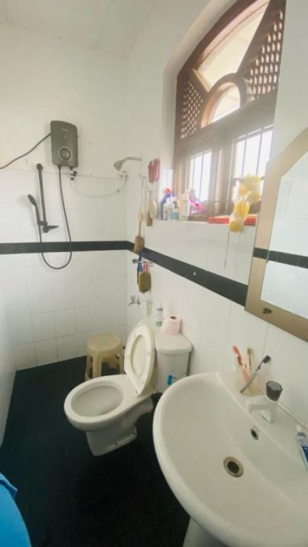 Bathroom - 5 Bedroom House for Rent - Koswatte, Battaramulla, Heenatikumbura Road | LKR 250,000 Per Month (EM796)