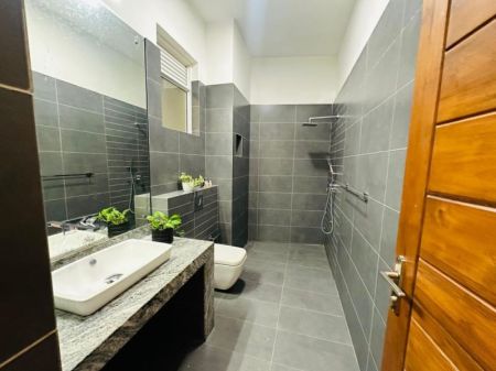 Bathroom - Luxurious 4-Bedroom House for Sale Thalawathugoda