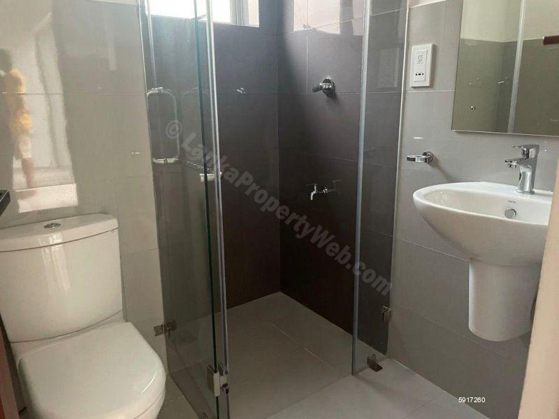Bathroom - Apartment for rent in Athurugiriya