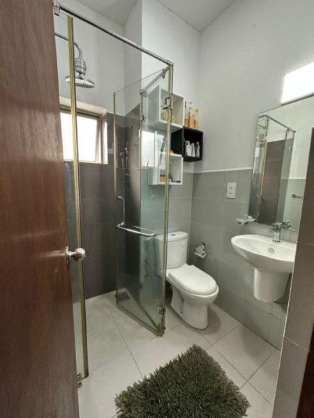 Bathroom - Ariyana Resort  4BR Apartment For Sale in Athurugiriya - EA702