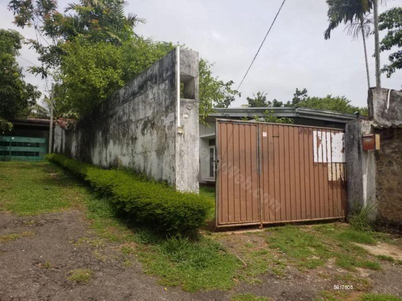 Land with house for sale in Pita Kotte