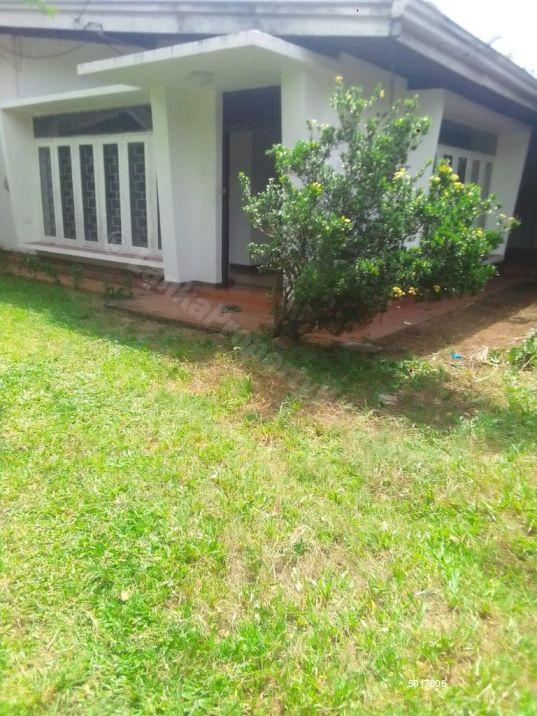 Land with house for sale in Pita Kotte