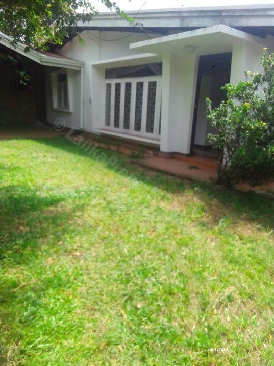 Land with house for sale in Pita Kotte