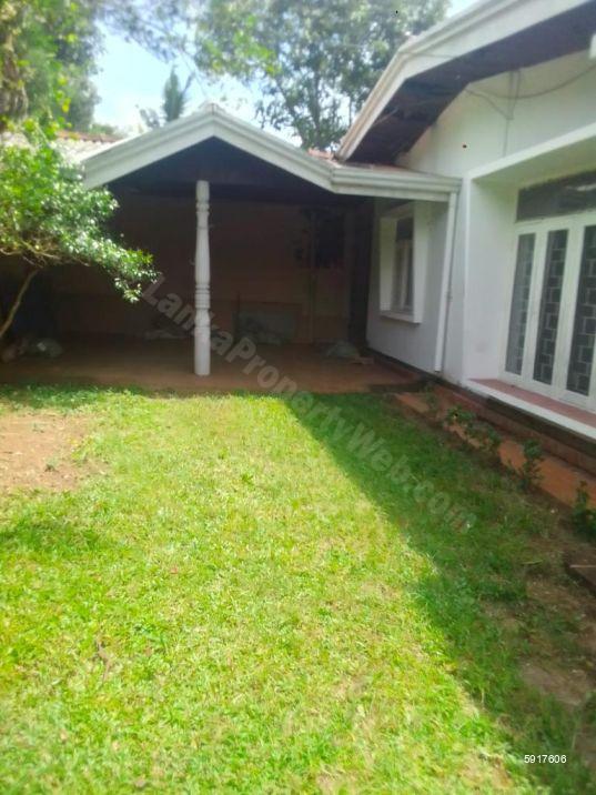 Land with house for sale in Pita Kotte