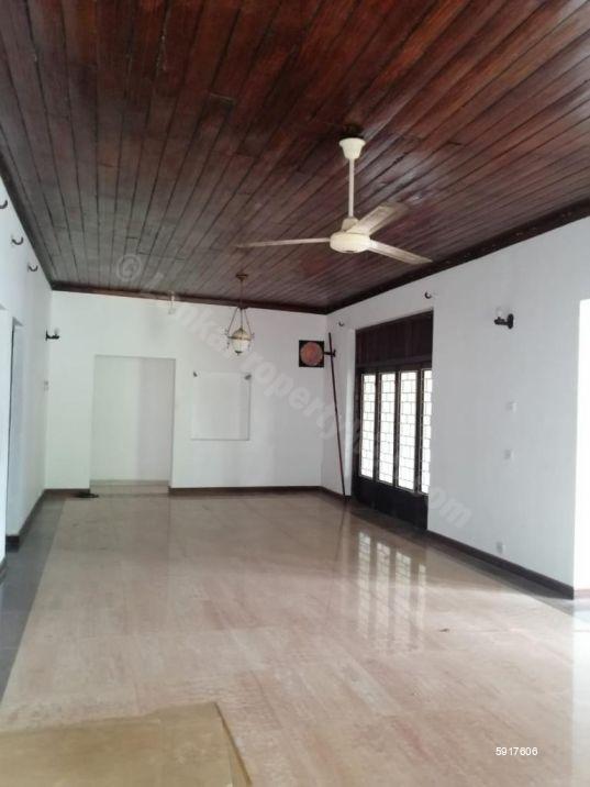 Land with house for sale in Pita Kotte