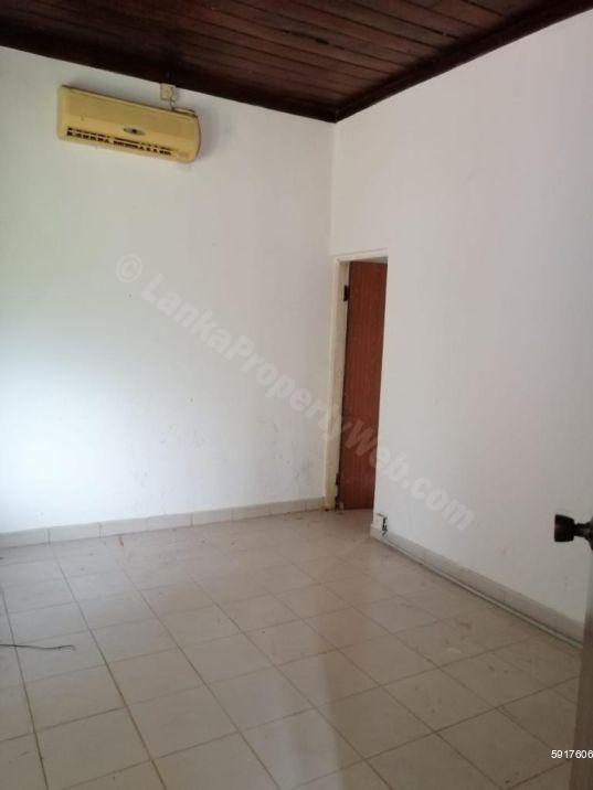 Land with house for sale in Pita Kotte