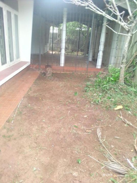 Land with house for sale in Pita Kotte