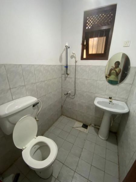 Bathroom - 6 Bedroom House for Sale - Moratuwa, Near University of Moratuwa | LKR 18.5 Million (EM807)