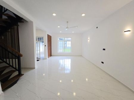 Living Room - 03BR Luxury Three Story House For Sale In Kesbewa 