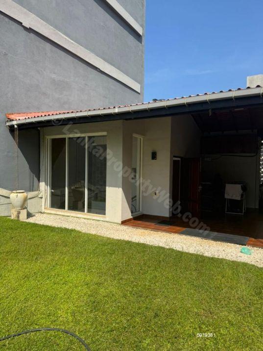 Exterior - House for rent in Colombo 3
