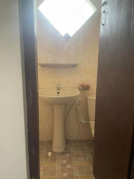 Bathroom - 6 Bedroom House for Sale - Dehiwela, Robert Road | LKR 61 Million (EM822)