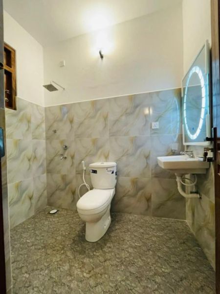 Bathroom - අංගසම්පූර්ණ නවීන නව නිවසක් හෝමාගම කිරිවත්තුඩුව අඹගස් හංදියට ආසන්නයෙන්