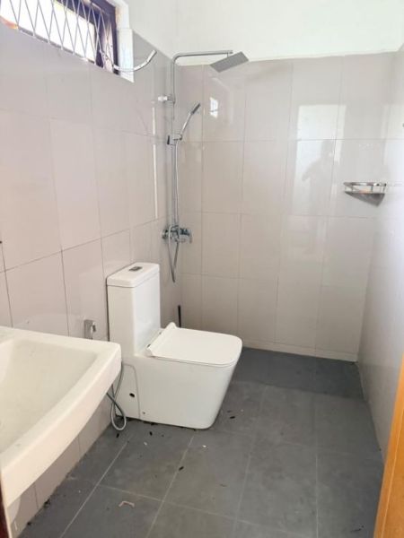 Bathroom - Spacious 2-Storey House for Sale in Piliyandala