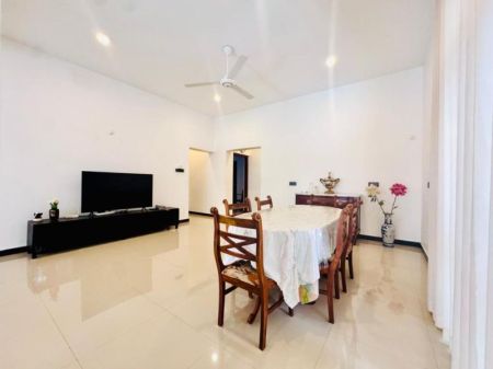 Dining room - House for sale in Thalawathugoda 