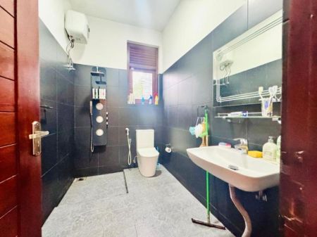 Bathroom - House for sale in Thalawathugoda 