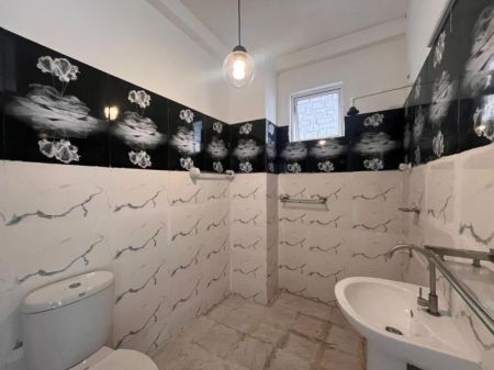 Bathroom - 5 Bedroom House for Rent - Nugegoda, Mirihana | LKR 225,000 Per Month (EM838)