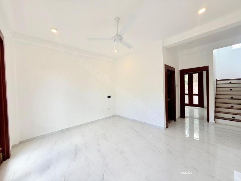 House for sale in Athurugiriya