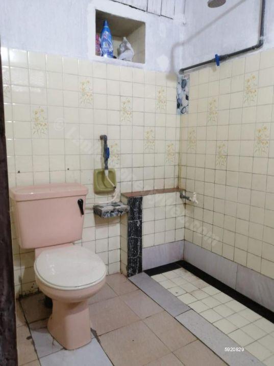 Bathroom - House for sale in Athurugiriya