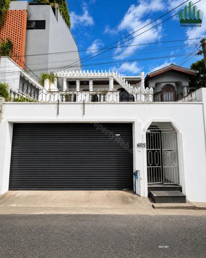 Exterior - House for rent in Colombo 8