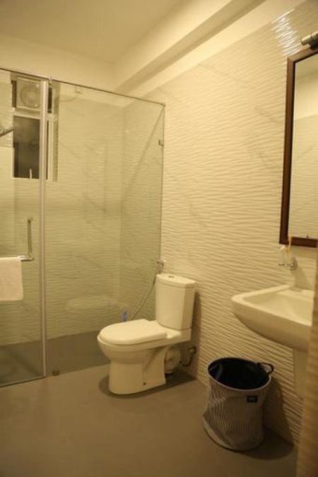 Bathroom - 3 Bedroom Spacious Duplex Apartment for Rent - Colombo 6, The Wonder Residencies | LKR 400,000 Per Month (EM867)