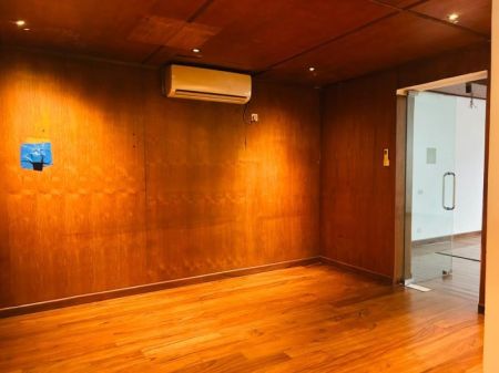 Bathroom - Main Road Facing House for rent in Colombo 7 
