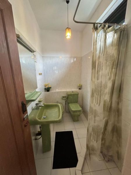 Bathroom - Ratmalana - Borupana 05 Bed Rooms Large House on 20 Perches of Land for Sale 