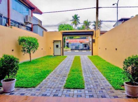 Exterior - 7 Bedroom Three Storied Luxury House for Sale - Boralesgamuwa | LKR 110 Million (Negotiable) (EM886)