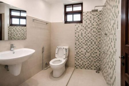 Bathroom - 6 Bedroom House with Annex for Sale - Battaramulla, Pipe Road | LKR 75 Million (Negotiable) (EM890)