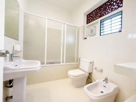 Bathroom - 4 Bedroom Luxury House for Rent – Elibank Road