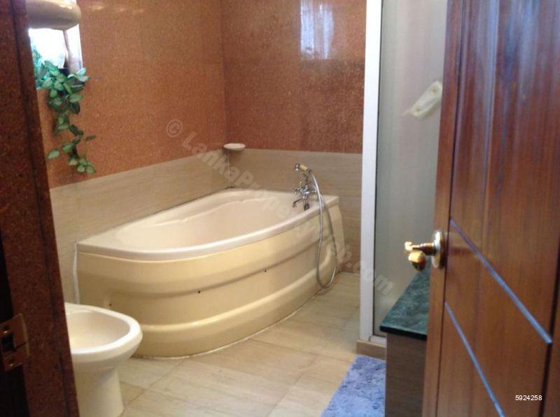 Bathroom - House for rent in Colombo 7