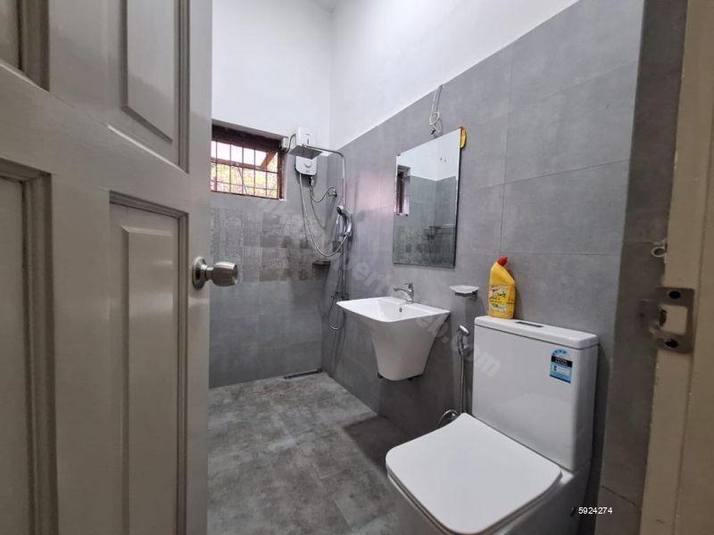 Bathroom - House for rent in Nawala