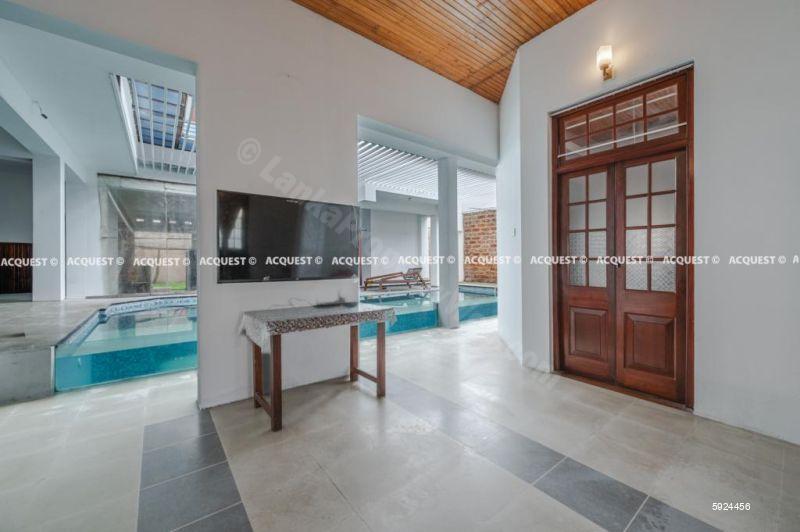 Commercial for rent in Colombo 5