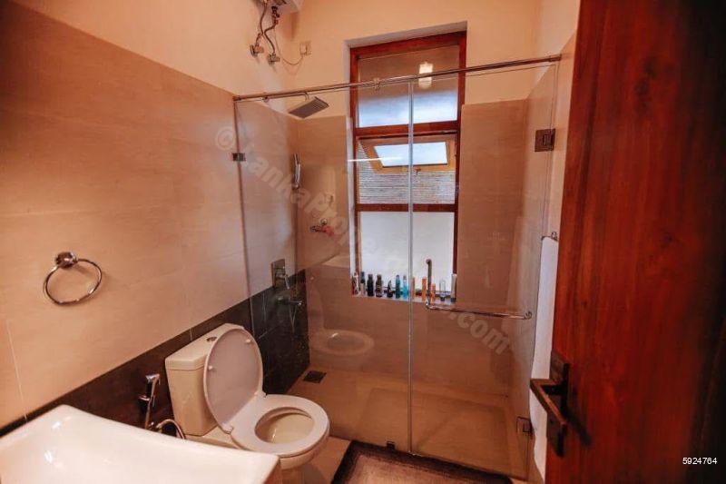 Bathroom - House for rent in Thalawathugoda